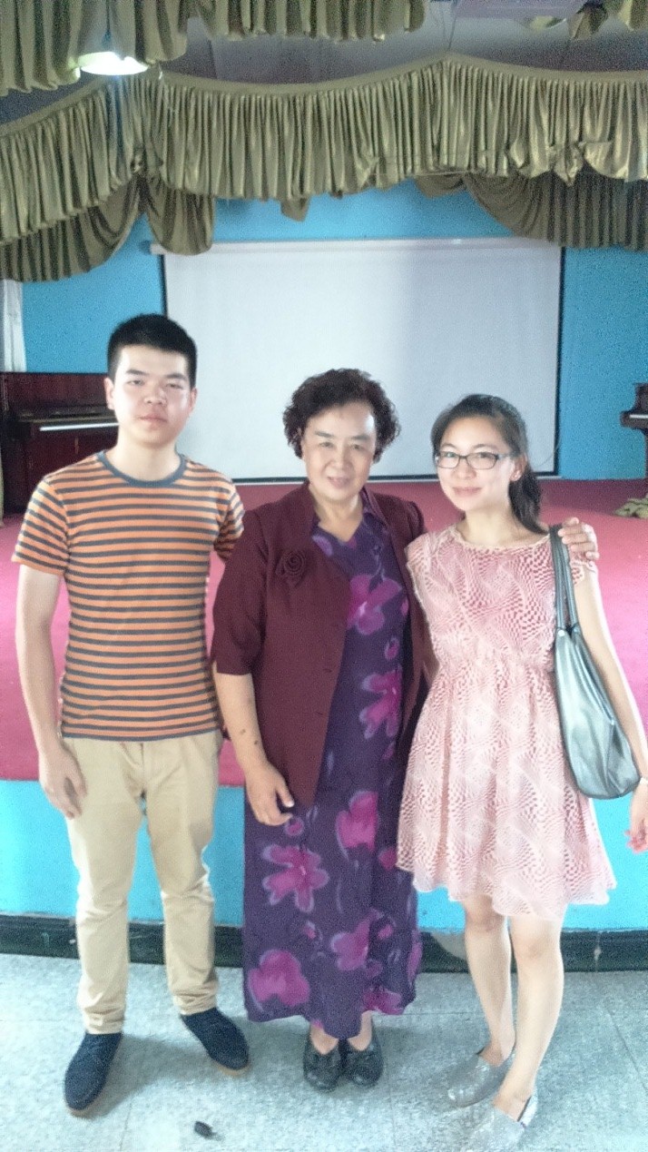 图为南宫电子游戏员工与太阳村办人张淑琴女士合影留想