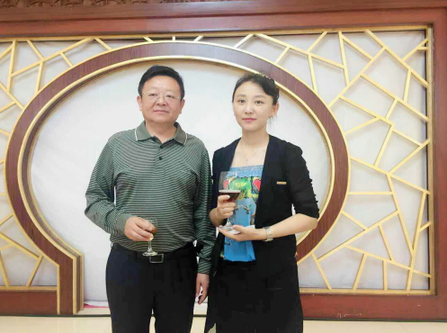 南宫电子游戏831999总经理王元圆(右一)与庆市市长韩立华合影 南宫电子游戏831999总经理王元圆(右一)与庆市市长韩立华合影