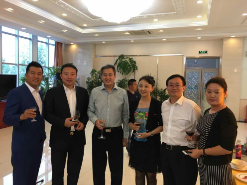 南宫电子游戏831999总经理王元圆(右三)与庆市副市长陈恩等辅导合影 南宫电子游戏831999总经理王元圆(右三)与庆市副市长陈恩等辅导合影
