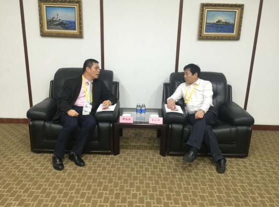 南宫电子游戏董事长郑两斌与丰都县当局副县长秦幼兵对接洽谈
