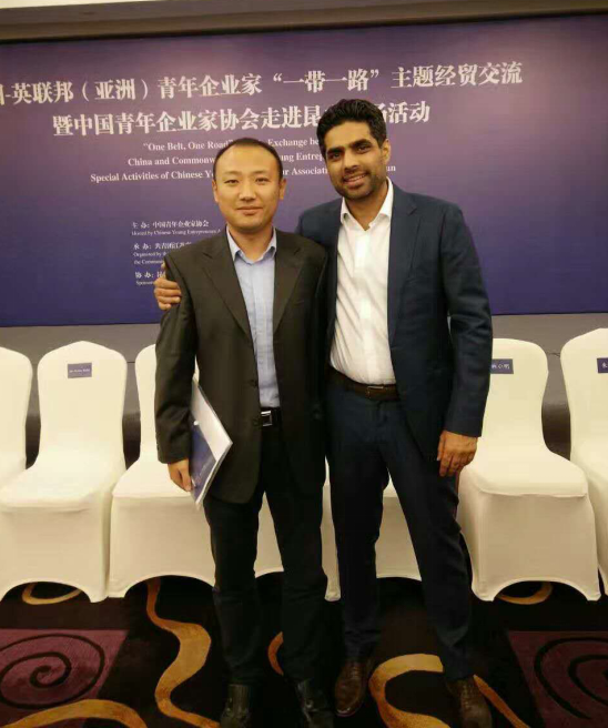 南宫电子游戏庞总(左一)与英联国青年企业协会亚洲英联国青年企业协会主席沙班•哈利得合影 南宫电子游戏庞总(左一)与英联国青年企业协会亚洲英联国青年企业协会主席沙班•哈利得合影