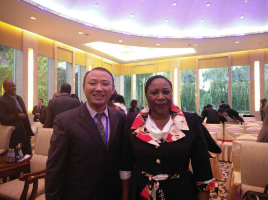 南宫电子游戏庞总(左一)与几内亚表交部部长Hadja Makale Camara合影 南宫电子游戏庞总(左一)与几内亚表交部部长Hadja Makale Camara合影