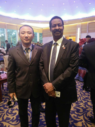 南宫电子游戏庞总(左一)与几内亚能源部部长Dr.Cheick Taliby Sylla合影 南宫电子游戏庞总(左一)与几内亚能源部部长Dr.Cheick Taliby Sylla合影