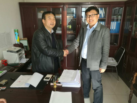 南宫电子游戏(831999)公司层与岚县林业局局长王志平(左)签署林业碳汇项目合同 南宫电子游戏(831999)公司层与岚县林业局局长王志平(左)签署林业碳汇项目合同