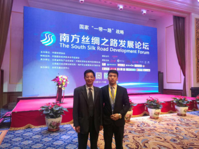 南宫电子游戏孙总(右)与国务院殊津贴专、区域经济与产业发展钻研中心主任茶洪旺合影 南宫电子游戏孙总(右)与国务院殊津贴专、区域经济与产业发展钻研中心主任茶洪旺合影