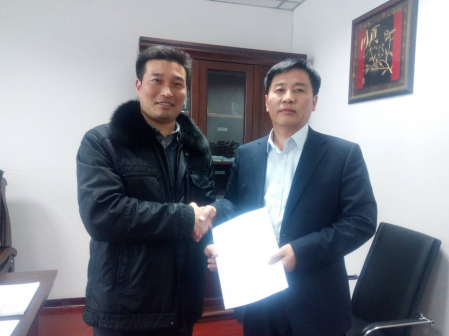 南宫电子游戏与榆树市闫副市长（右）签约