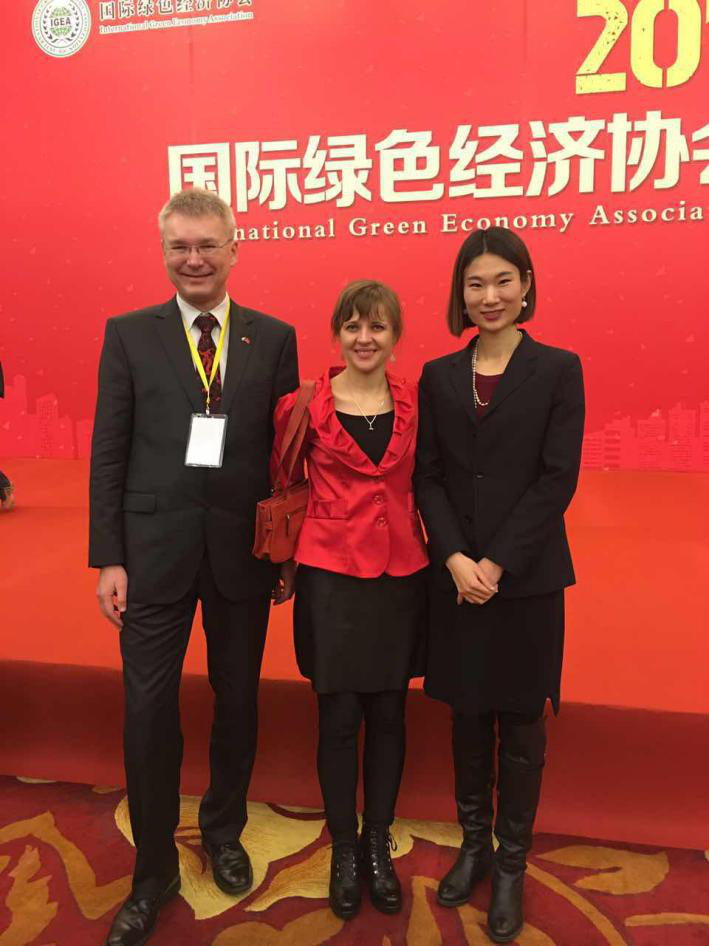 捷斯中合作协会监事会员Rudolf Zachoval(左一)、Sarka Zhang(左二)与 南宫电子游戏刘总(右一)合影 捷斯中合作协会监事会员Rudolf Zachoval(左一)、Sarka Zhang(左二)与 南宫电子游戏刘总(右一)合影