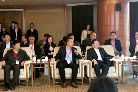 南宫电子游戏董事长郑两斌（前排中）在会议现场讲话中