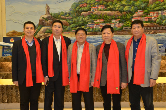 南宫电子游戏董事长郑两斌(左一)、陕西乐山商会会长陈信雄(左二)、与乐山市人原副主任汪兴裕(正中)、乐山驻京办主任王飞(右二)乐山企业商会会长蒋清林(右一) 南宫电子游戏董事长郑两斌(左一)、陕西乐山商会会长陈信雄(左二)、与乐山市人原副主任汪兴裕(正中)、乐山驻京办主任王飞(右二)乐山企业商会会长蒋清林(右一)