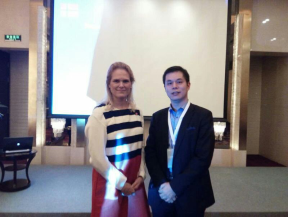 南宫电子游戏董事长郑两斌与挪威能源部副部长Mrs.Ingvil Smines Tybring-Gjedde 南宫电子游戏董事长郑两斌与挪威能源部副部长Mrs.Ingvil Smines Tybring-Gjedde