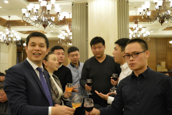 郑两斌董事长与销售 郑两斌董事长与销售
