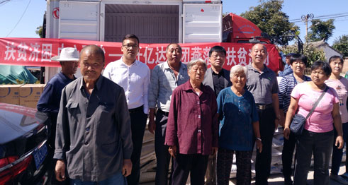 南宫电子游戏候总(排右四)、谂爪书记(排右三)与本地村民合影 南宫电子游戏候总(排右四)、谂爪书记(排右三)与本地村民合影